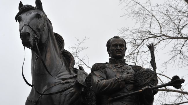 Памятник участнику Отечественной войны 1812 года, атаману Всевеликого войска Донского, генералу от кавалерии Матвею Платову открыт в Краснокурсантском сквере в Москве Памятник участнику Отечественной войны 1812 года, атаману Всевеликого войска Донского, генералу от кавалерии Матвею Платову открыт в Краснокурсантском сквере в Москве