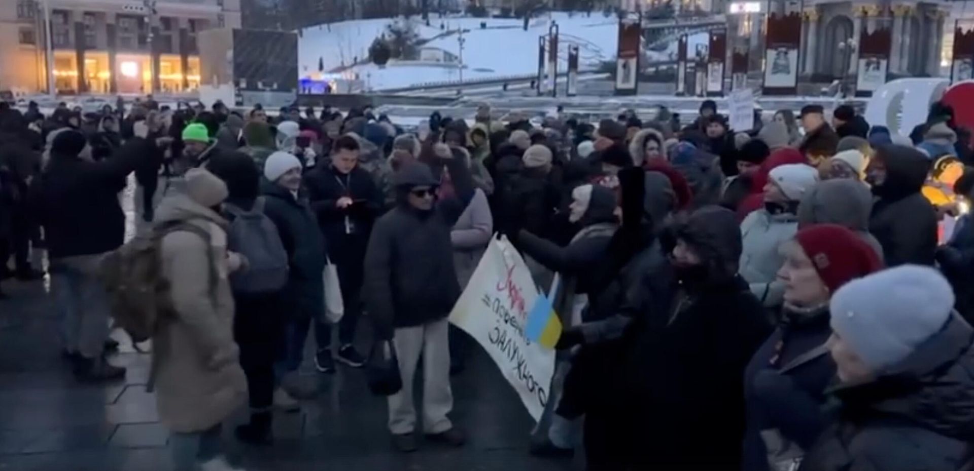 Протестующие в центре Киева требуют вернуть Залужного. Стоп-кадр видео Протестующие в центре Киева требуют вернуть Залужного. Стоп-кадр видео - РИА Новости, 1920, 09.01.2025
