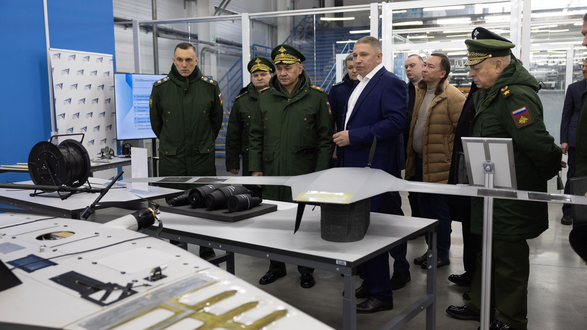 Министр обороны РФ Сергей Шойгу во время посещения предприятия-производителя беспилотников в Удмуртии. 10 февраля 2024 - РИА Новости, 1920, 10.02.2024
