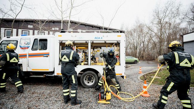 Специалисты аварийно-спасательного формирования ГБУ Автомобильные дороги