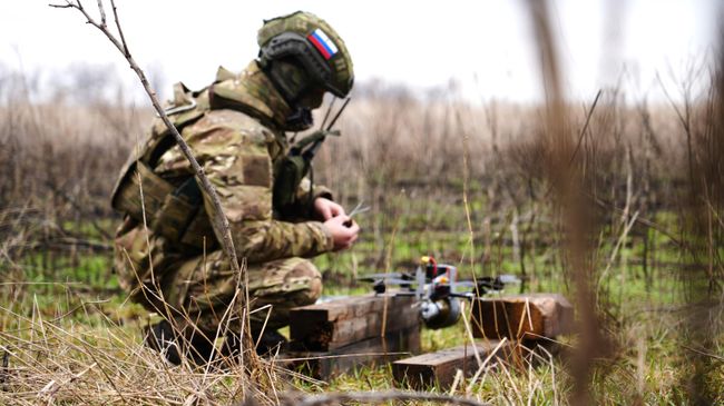 Боец готовит дрон