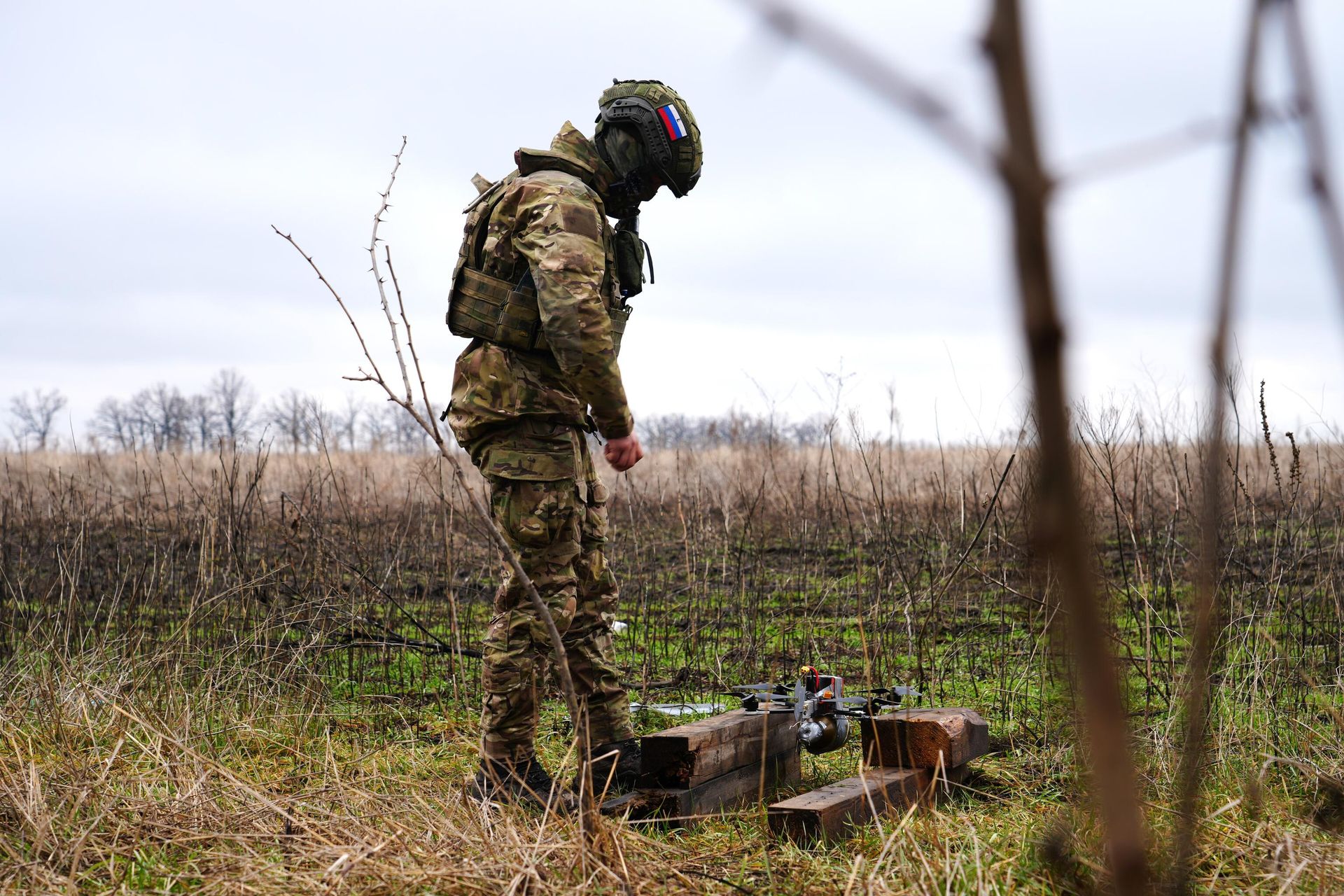 Боец готовит FPV-дрон к полету Боец готовит FPV-дрон к полету