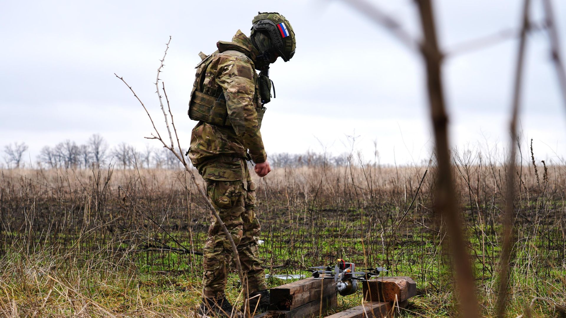 Боец готовит FPV-дрон к полету Боец готовит FPV-дрон к полету - РИА Новости, 1920, 27.05.2024