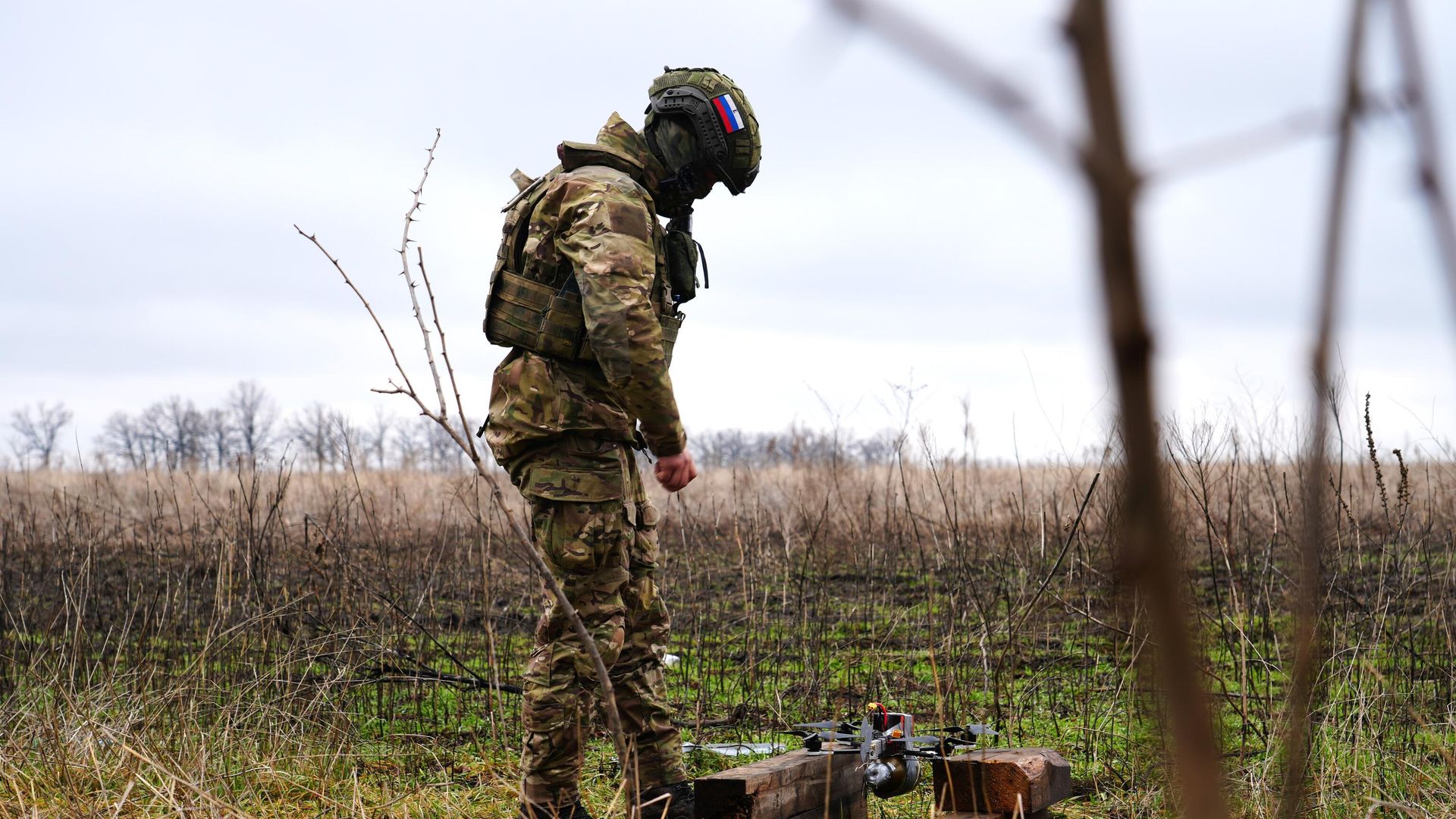 Боец готовит FPV-дрон к полету Боец готовит FPV-дрон к полету - РИА Новости, 1920, 20.02.2024