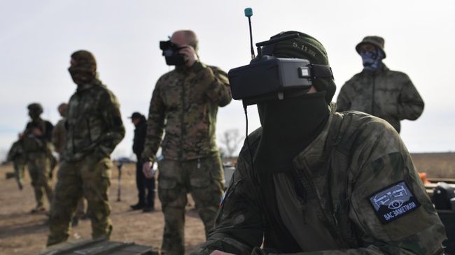 Обучение операторов FPV-дронов на полигоне на базе добровольческого батальона имени П. А. Судоплатова в Запорожской области