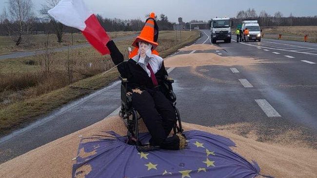 Польские фермеры высыпали зерно из грузовиков на границе с Украиной