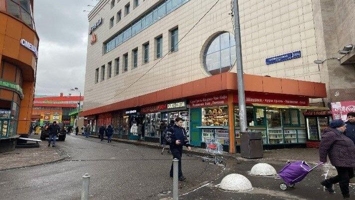 Незаконный торговый павильон у станции метро Теплый стан в Москве Незаконный торговый павильон у станции метро Теплый стан в Москве - РИА Новости, 1920, 12.02.2024