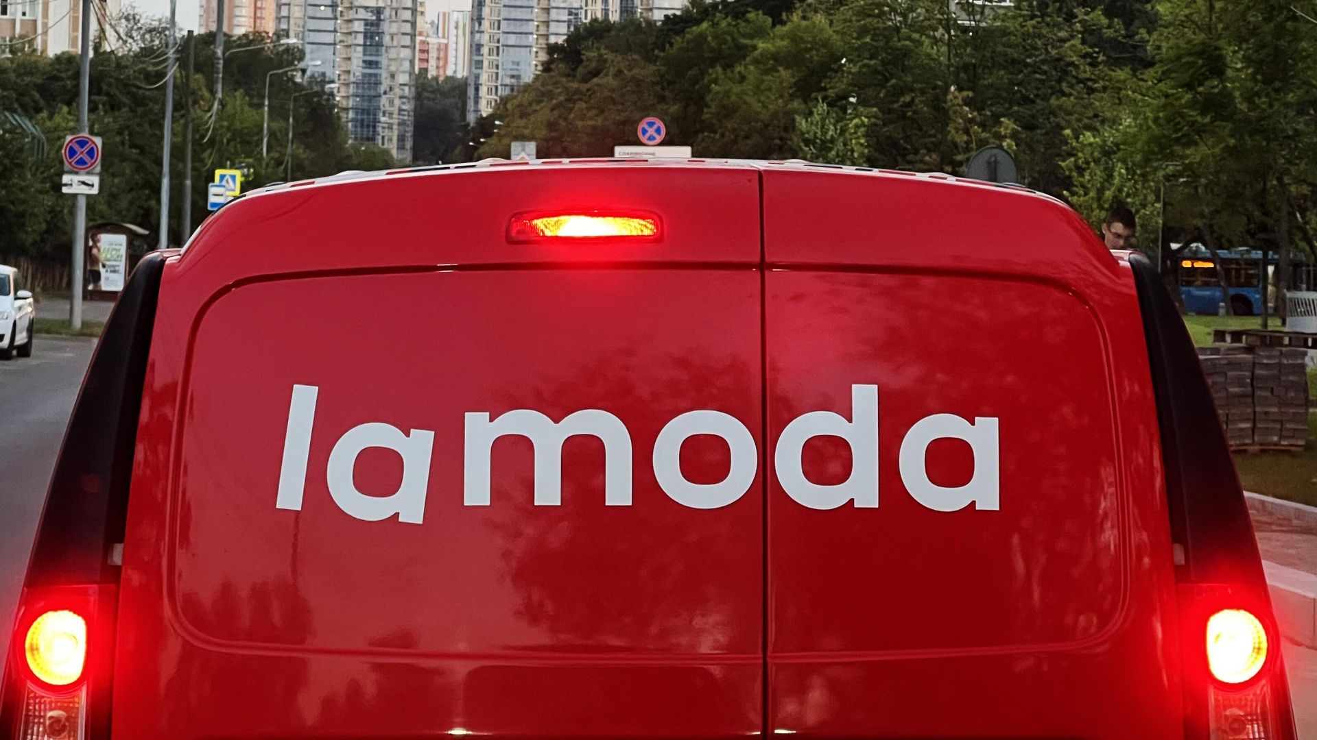 Машина с символикой интернет-магазина одежды LaMod Машина с символикой интернет-магазина одежды LaMod - РИА Новости, 1920, 27.04.2026