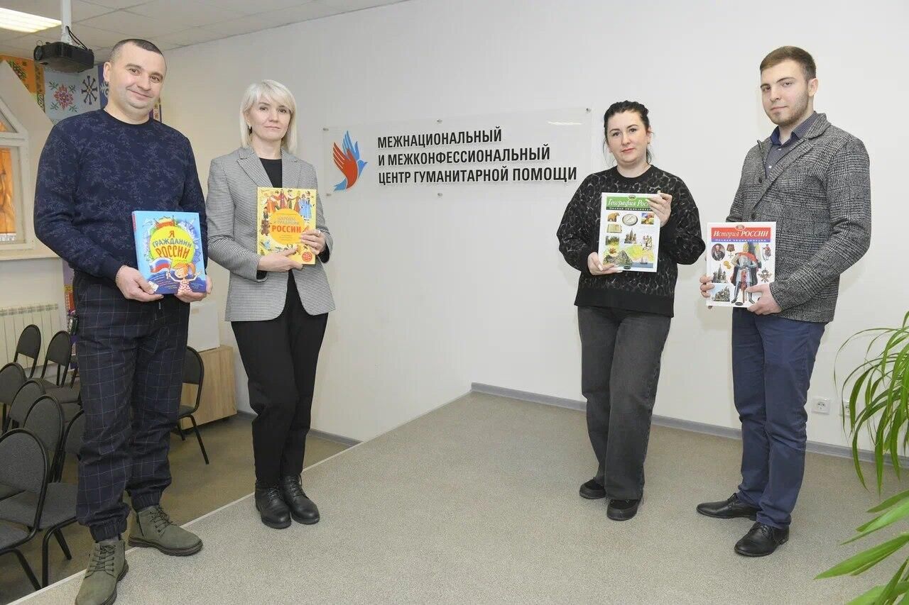 Соцучреждения Омской области собрали более 100 книг детям города Стаханов ЛНР Соцучреждения Омской области собрали более 100 книг детям города Стаханов ЛНР - РИА Новости, 1920, 12.02.2024