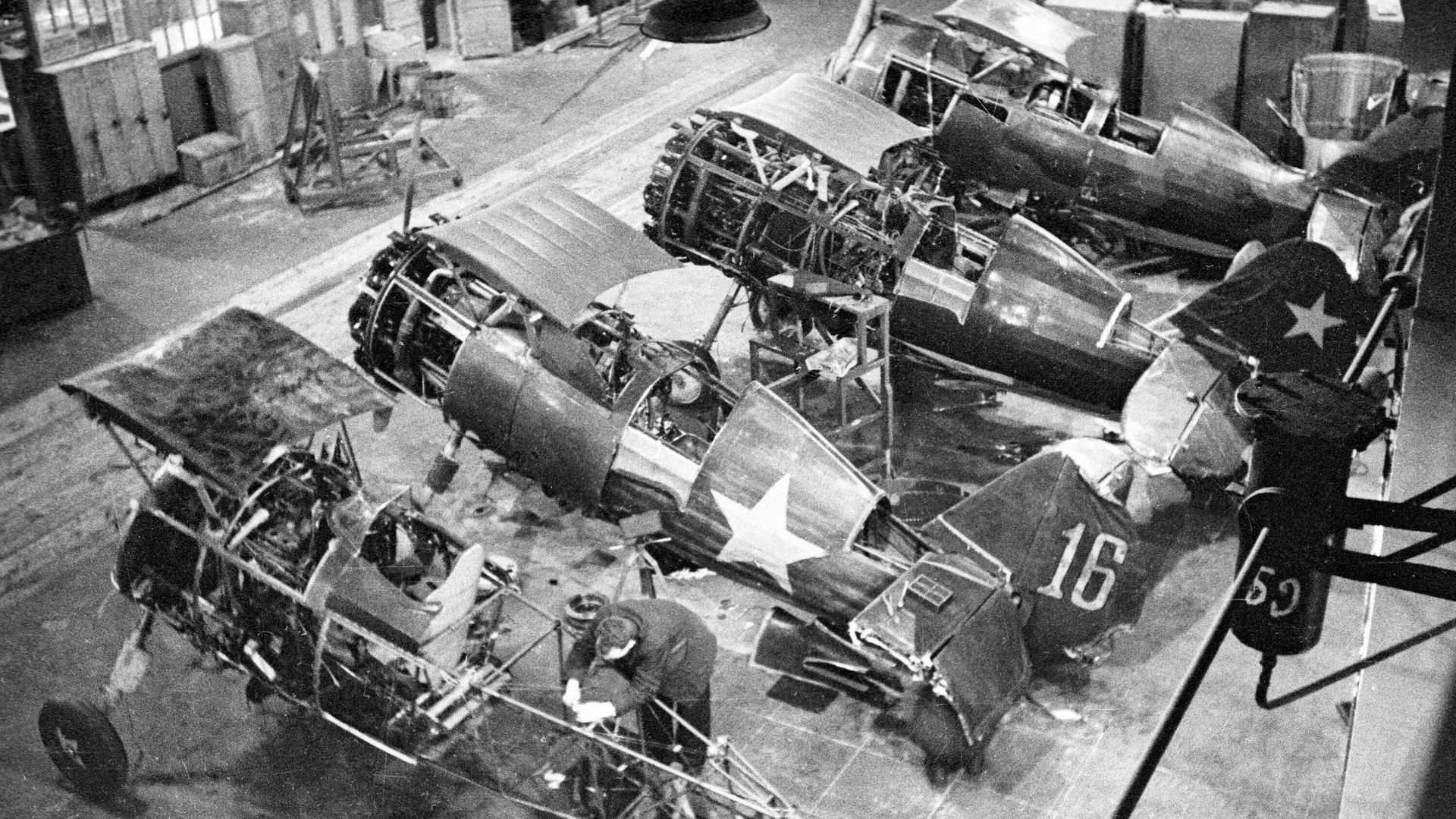 Ремонт истребителей И-152 на одном из московских авиационных заводов. Москва, 1941 год. Ремонт истребителей И-152 на одном из московских авиационных заводов. Москва, 1941 год. - РИА Новости, 1920, 21.02.2024