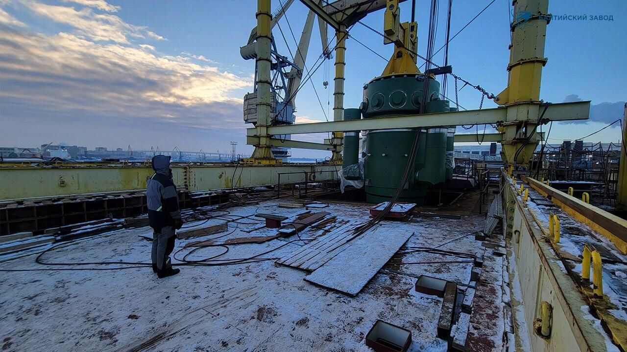 Специалист АО Балтийский завод во время погрузки на СУАЛ Чукотка второй реакторной установки РИТМ-200 Специалист АО Балтийский завод во время погрузки на СУАЛ Чукотка второй реакторной установки РИТМ-200 - РИА Новости, 1920, 13.02.2024