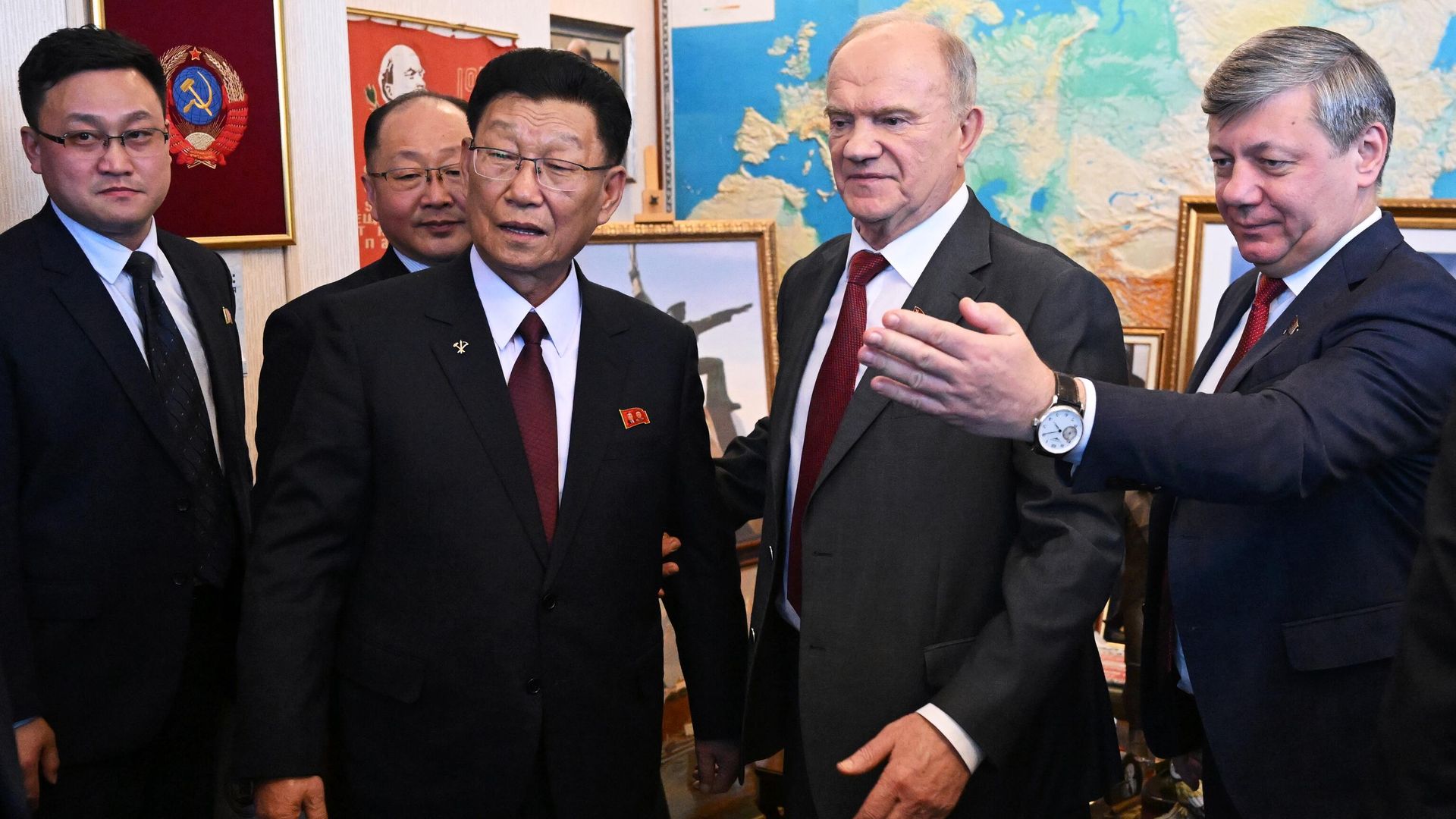 Руководитель фракции КПРФ в Государственной Думе РФ Геннадий Зюганов и кандидат в члены политбюро ЦК ТПК, ответственный секретарь Пхеньянского городского комитета ТПК Ким Су Гир во время встречи в Москве. 13 февраля 2024 Руководитель фракции КПРФ в Государственной Думе РФ Геннадий Зюганов и кандидат в члены политбюро ЦК ТПК, ответственный секретарь Пхеньянского городского комитета ТПК Ким Су Гир во время встречи в Москве. 13 февраля 2024 - РИА Новости, 1920, 13.02.2024