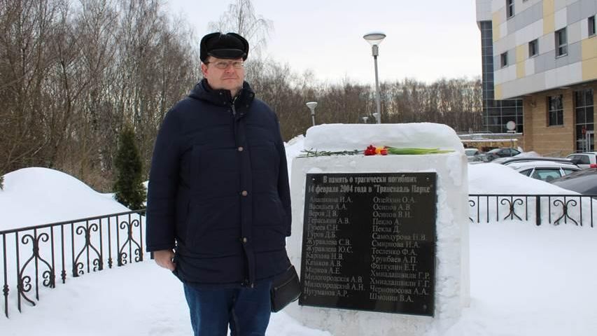 Доцент МГЮА Александр Сергеев около памятного камня рядом с новым аквапарком Доцент МГЮА Александр Сергеев около памятного камня рядом с новым аквапарком - РИА Новости, 1920, 14.02.2024