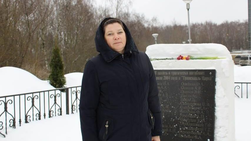 Спасатель Елена Гормашова рядом с памятным камнем около аквапарка Спасатель Елена Гормашова рядом с памятным камнем около аквапарка - РИА Новости, 1920, 14.02.2024