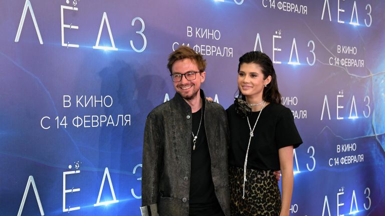 Актер Александр Петров с супругой Викторией на премьере фильма Лёд 3 в киноцентре КАРО 11 Октябрь в Москве Актер Александр Петров с супругой Викторией на премьере фильма Лёд 3 в киноцентре КАРО 11 Октябрь в Москве