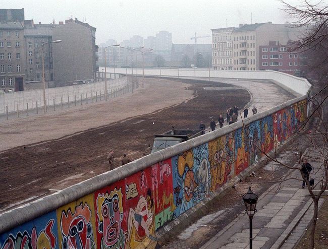 Вид на Берлинскую стену со стороны Западного Берлина. 1986 год Вид на Берлинскую стену со стороны Западного Берлина. 1986 год