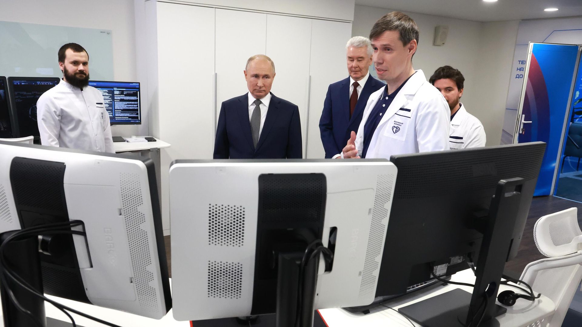 Президент РФ Владимир Путин во время посещения ГБУЗ Научно-практический клинический центр диагностики и телемедицинских технологий Департамента здравоохранения города Москвы Президент РФ Владимир Путин во время посещения ГБУЗ Научно-практический клинический центр диагностики и телемедицинских технологий Департамента здравоохранения города Москвы - РИА Новости, 1920, 14.02.2024