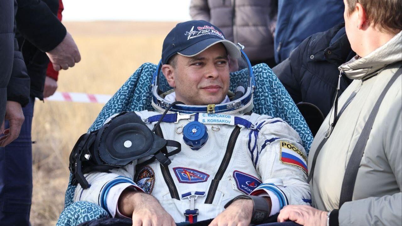 Космонавт Роскосмоса Сергей Корсаков после приземления спускаемого аппарата корабля Союз МС-21 Космонавт Роскосмоса Сергей Корсаков после приземления спускаемого аппарата корабля Союз МС-21 - РИА Новости, 1920, 15.02.2024