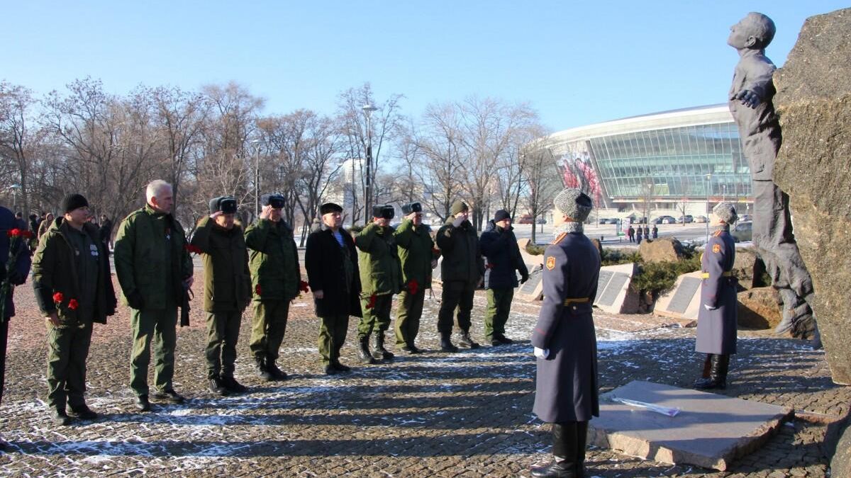 Церемония возложения цветов к памятнику погибшим воинам-афганцам в Донецке Церемония возложения цветов к памятнику погибшим воинам-афганцам в Донецке - РИА Новости, 1920, 15.02.2024