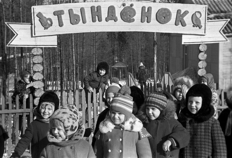 Строительство Байкало-Амурской магистрали. Дети строителей в детском саду Строительство Байкало-Амурской магистрали. Дети строителей в детском саду