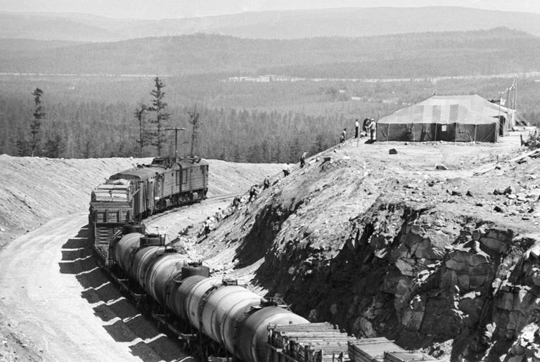 Товарный состав едет по готовому участку Байкало-Амурской железнодорожной магистрали Товарный состав едет по готовому участку Байкало-Амурской железнодорожной магистрали