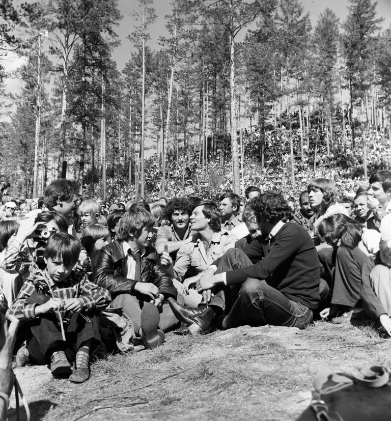 Американский певец Дин Рид (в центре) беседует со строителями БАМа Американский певец Дин Рид (в центре) беседует со строителями БАМа