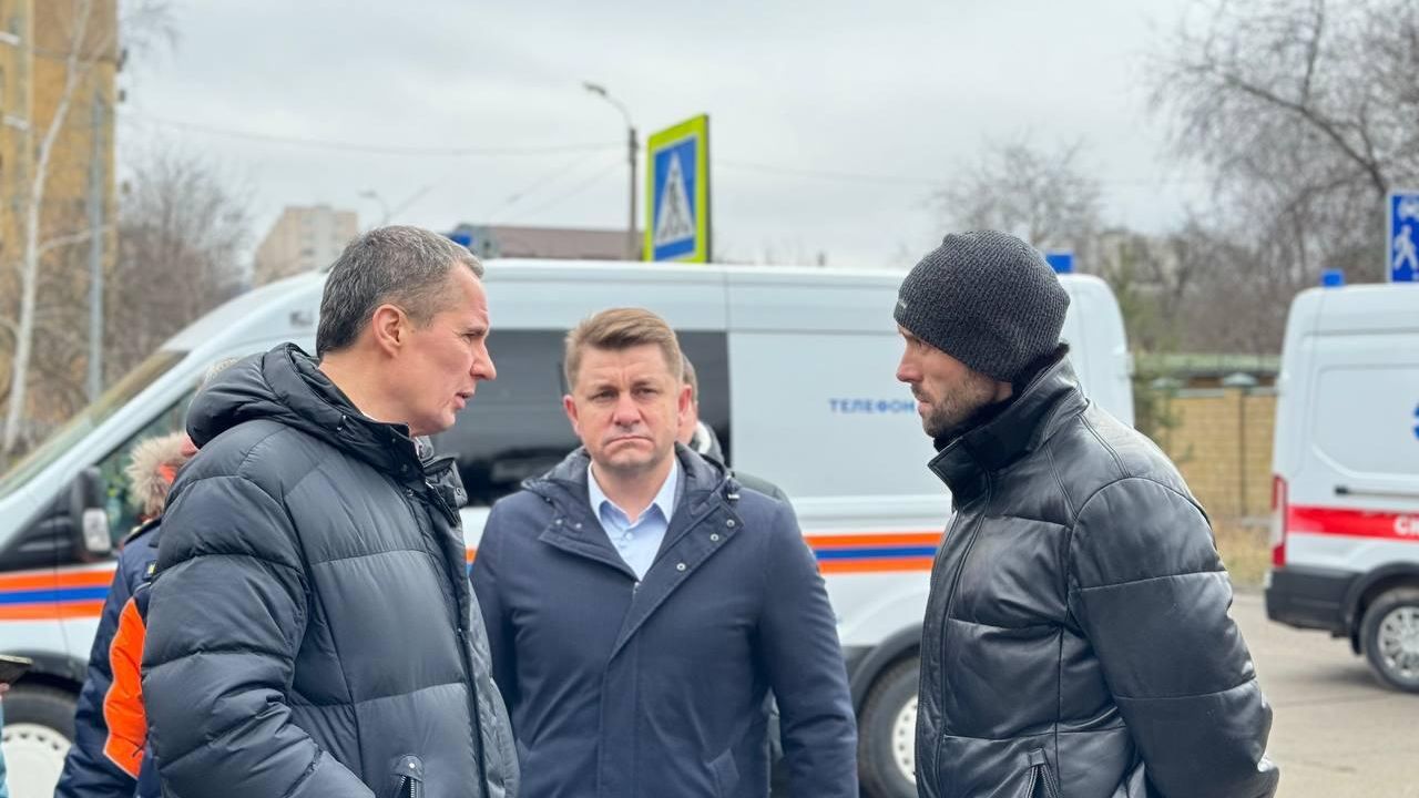 Губернатор Белгородской области Вячеслав Гладков и мэр Белгорода Валентин Демидов на месте ракетного удара ВСУ по Белгороду. 15 февраля 2024 Губернатор Белгородской области Вячеслав Гладков и мэр Белгорода Валентин Демидов на месте ракетного удара ВСУ по Белгороду. 15 февраля 2024 - РИА Новости, 1920, 15.02.2024