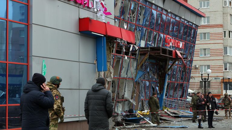 Торговый центр, в котором находятся магазин Магнит и аптека, поврежденный в результате ракетной атаки со стороны ВСУ по Белгороду Торговый центр, в котором находятся магазин Магнит и аптека, поврежденный в результате ракетной атаки со стороны ВСУ по Белгороду