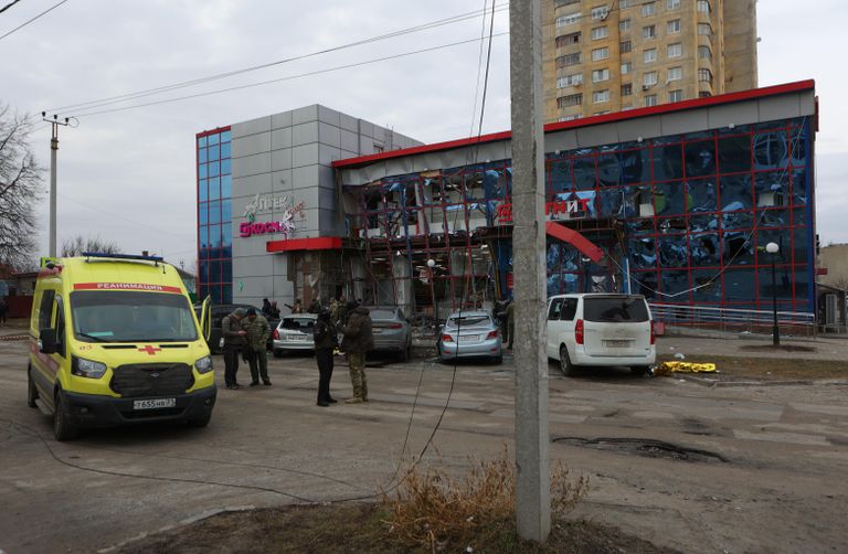 Торговый центр, в котором находятся магазин Магнит и аптека, поврежденный в результате ракетной атаки со стороны ВСУ по Белгороду