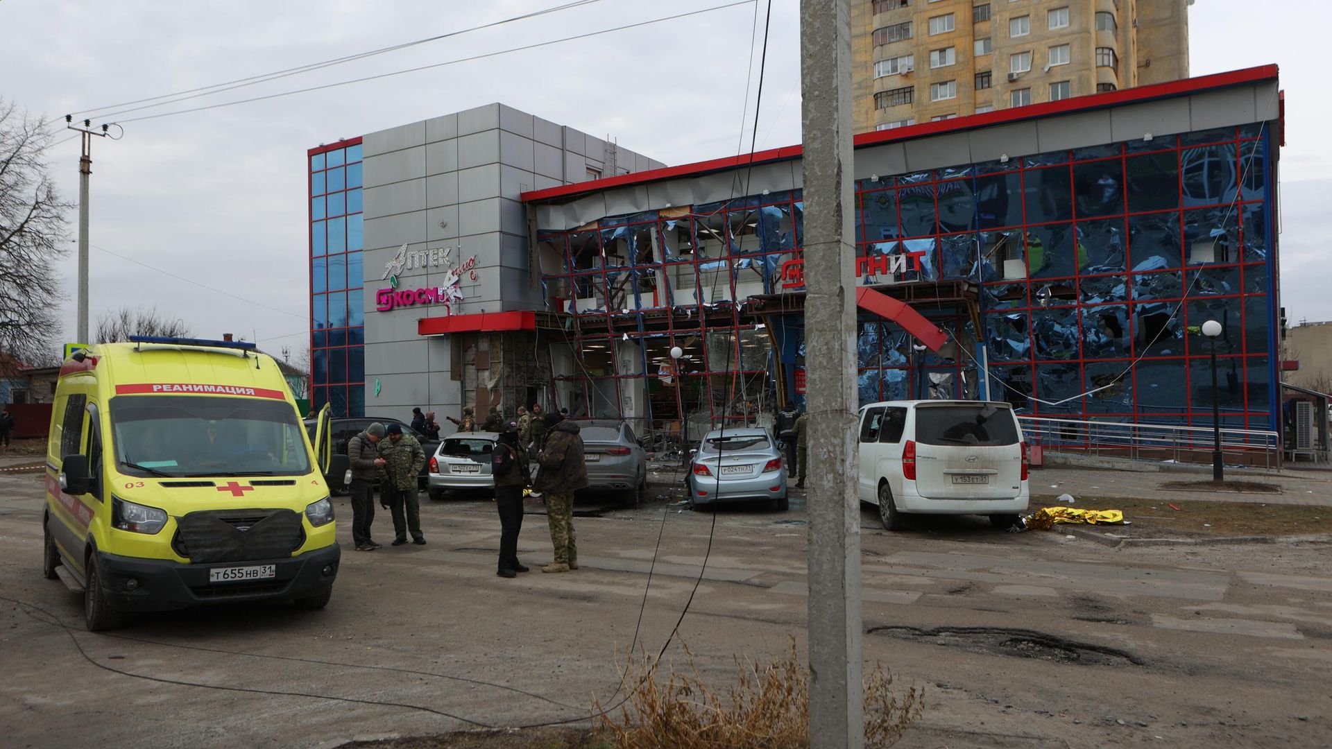 Торговый центр, в котором находятся магазин Магнит и аптека, поврежденный в результате ракетной атаки со стороны ВСУ по Белгороду Торговый центр, в котором находятся магазин Магнит и аптека, поврежденный в результате ракетной атаки со стороны ВСУ по Белгороду - РИА Новости, 1920, 16.02.2024