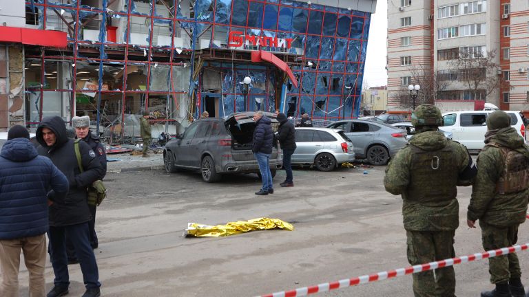 Торговый центр, в котором находятся магазин Магнит и аптека, поврежденный в результате ракетной атаки со стороны ВСУ по Белгороду Торговый центр, в котором находятся магазин Магнит и аптека, поврежденный в результате ракетной атаки со стороны ВСУ по Белгороду