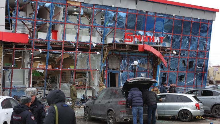 Торговый центр, в котором находятся магазин Магнит и аптека, поврежденный в результате ракетной атаки со стороны ВСУ по Белгороду Торговый центр, в котором находятся магазин Магнит и аптека, поврежденный в результате ракетной атаки со стороны ВСУ по Белгороду