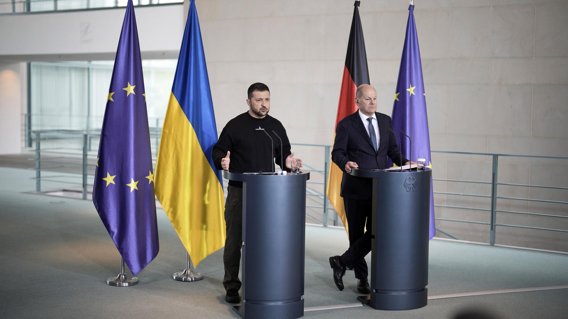 Президент Украины Владимир Зеленский и канцлер Германии Олаф Шольц Президент Украины Владимир Зеленский и канцлер Германии Олаф Шольц - РИА Новости, 1920, 15.02.2024