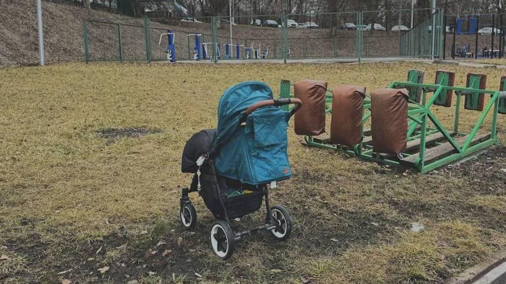Коляска, в которой в Белгороде при обстреле погиб 4-месячный ребенок Коляска, в которой в Белгороде при обстреле погиб 4-месячный ребенок - РИА Новости, 1920, 15.02.2024