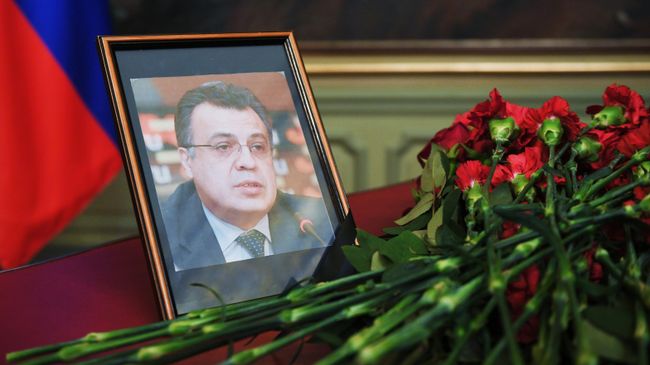 Цветы у портрета посла России в Турции Андрея Карлова