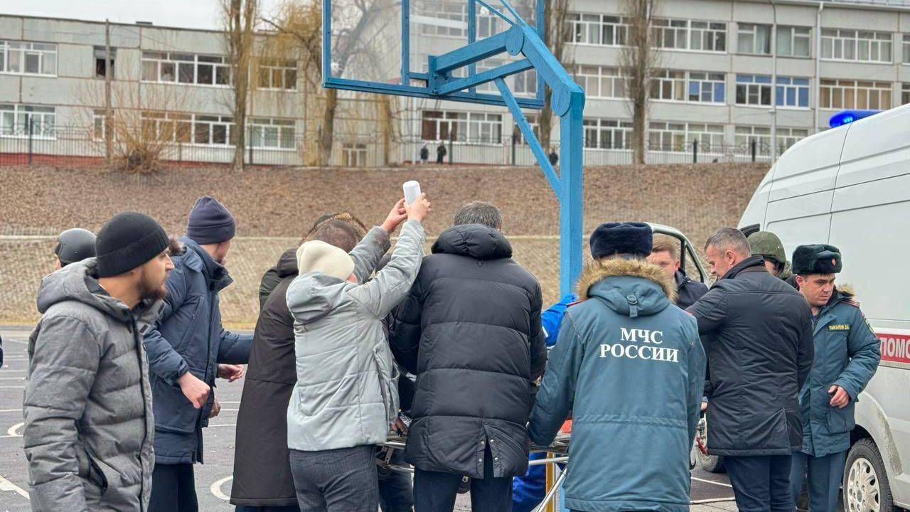 Бригада скорой помощи забирает раненных со школьного стадиона после ракетного удара ВСУ по Белгороду Бригада скорой помощи забирает раненных со школьного стадиона после ракетного удара ВСУ по Белгороду - РИА Новости, 1920, 16.02.2024