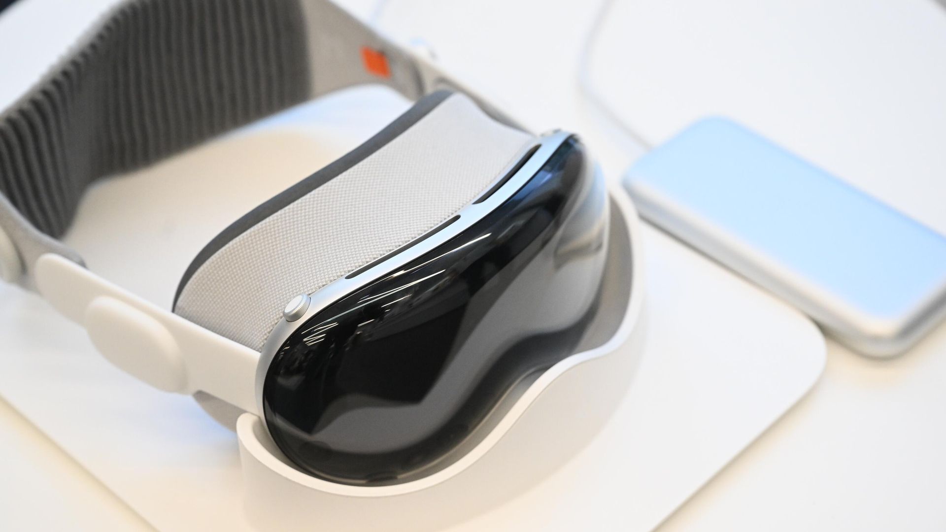 Шлем виртуальной реальности Apple Vision Pro Шлем виртуальной реальности Apple Vision Pro - РИА Новости, 1920, 10.06.2024