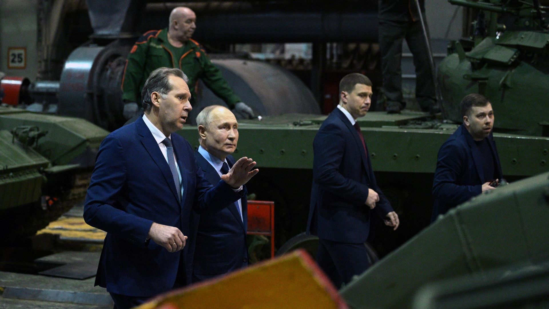 Президент РФ Владимир Путин во время посещения АО Научно-производственная корпорация Уралвагонзавод в Нижнем Тагиле Президент РФ Владимир Путин во время посещения АО Научно-производственная корпорация Уралвагонзавод в Нижнем Тагиле - РИА Новости, 1920, 15.02.2024