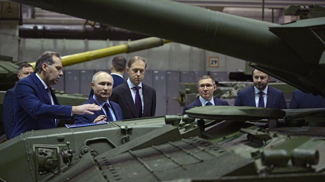 Президент РФ Владимир Путин во время посещения АО Научно-производственная корпорация Уралвагонзавод в Нижнем Тагиле