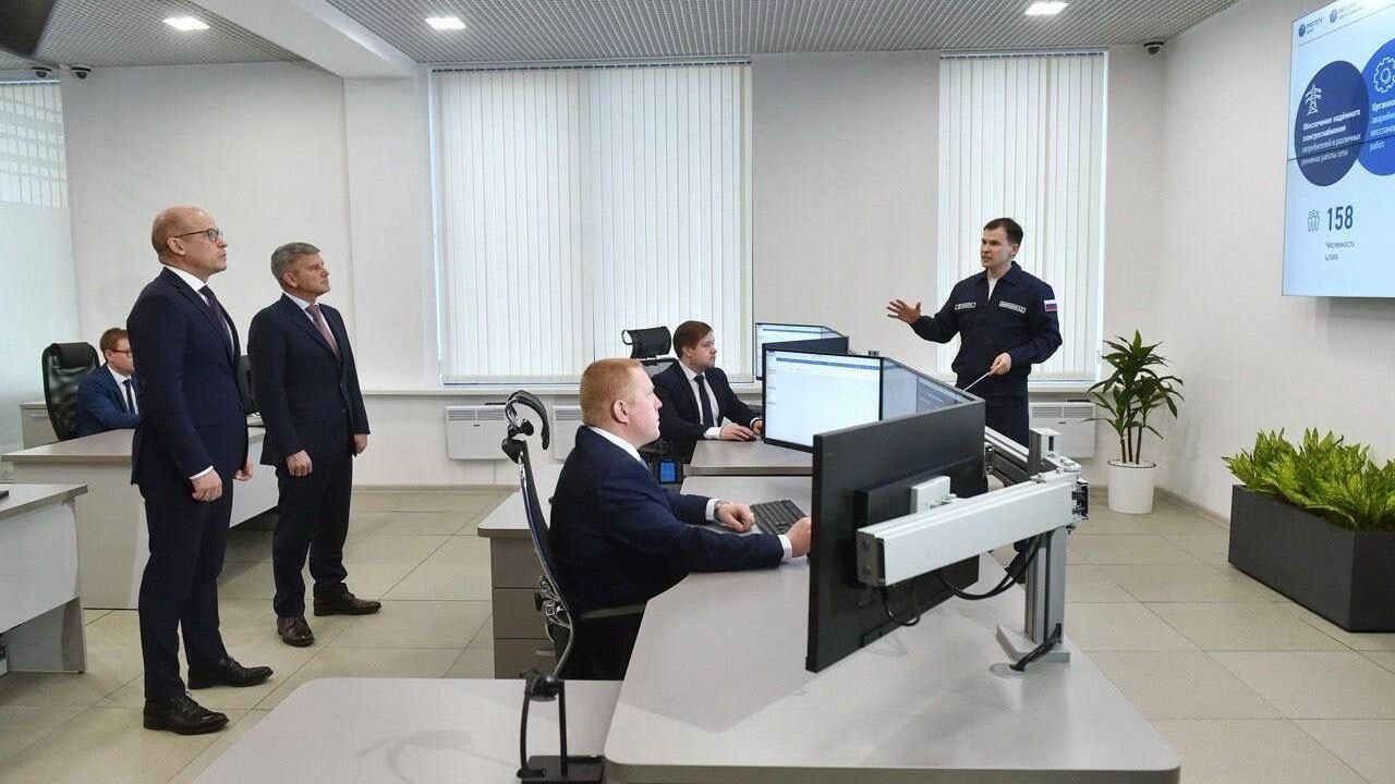 Гендиректор Россети Центр и Россети Центр и Приволжье Игорь Маковский и глава Удмуртии Александр Бречалов дали старт работе центра по управлению электросетями Удмуртэнерго в Ижевске Гендиректор Россети Центр и Россети Центр и Приволжье Игорь Маковский и глава Удмуртии Александр Бречалов дали старт работе центра по управлению электросетями Удмуртэнерго в Ижевске - РИА Новости, 1920, 15.02.2024