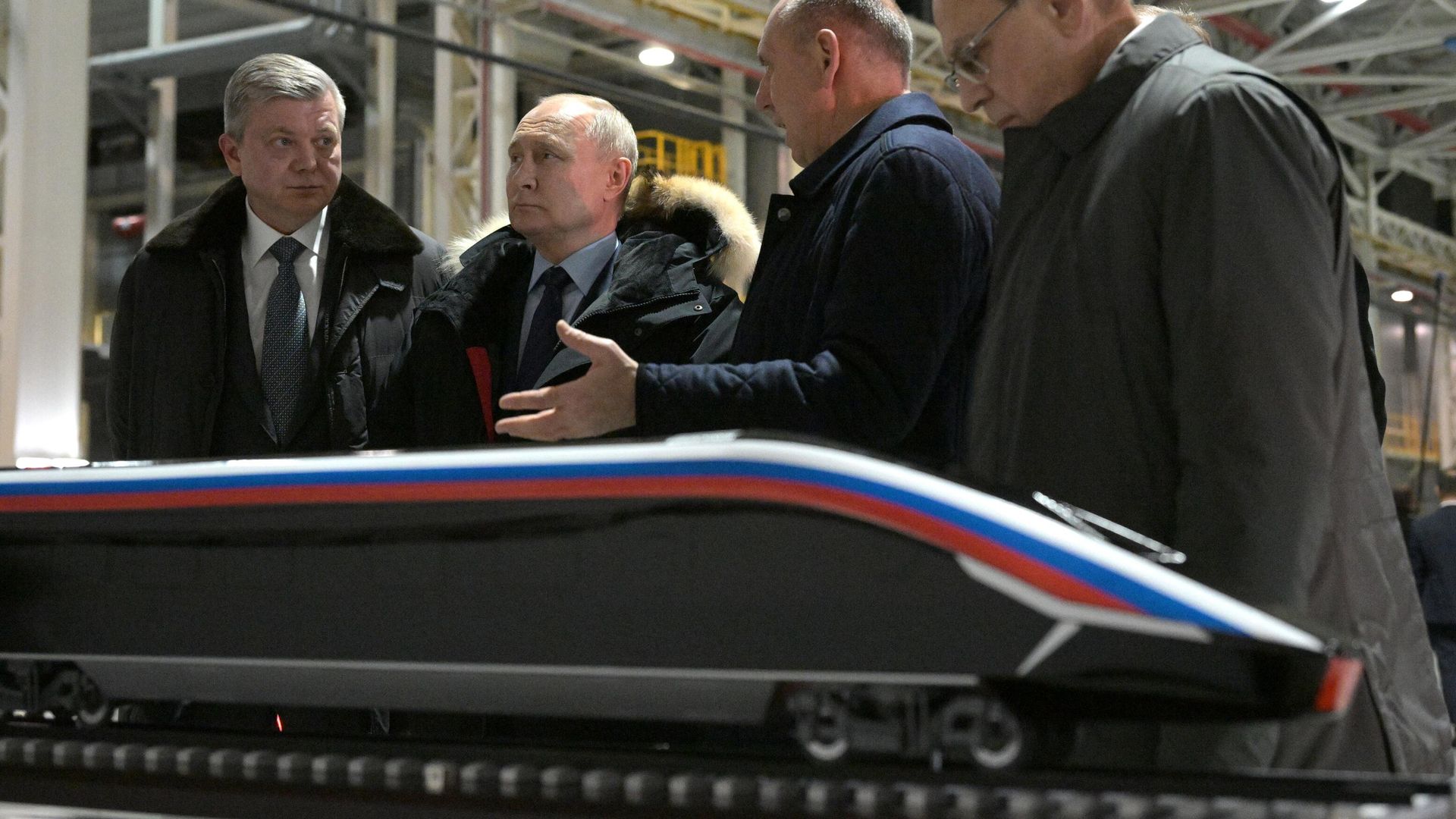 Президент РФ Владимир Путин во время посещения ООО Уральские локомотивы в Верхней Пышме 15 февраля 2024 Президент РФ Владимир Путин во время посещения ООО Уральские локомотивы в Верхней Пышме 15 февраля 2024 - РИА Новости, 1920, 15.02.2024