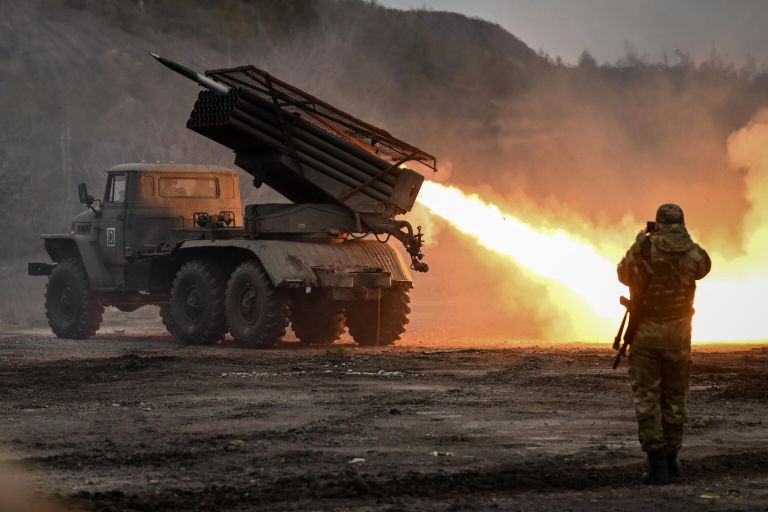 Реактивная система залпового огня БМ-21 Град ведет огонь по позициям ВСУ в зоне СВО Реактивная система залпового огня БМ-21 Град ведет огонь по позициям ВСУ в зоне СВО