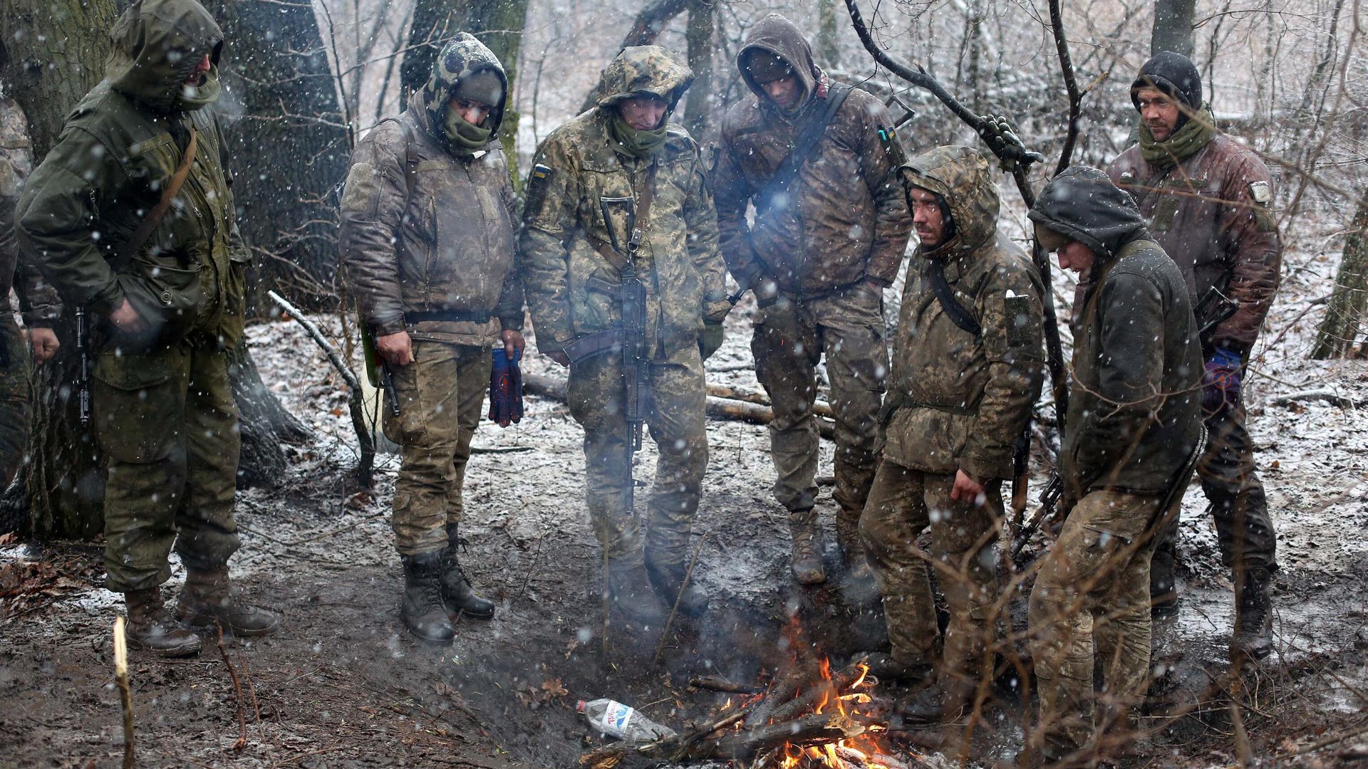 Украинские военнослужащие греются у костра Украинские военнослужащие греются у костра - РИА Новости, 1920, 16.02.2024