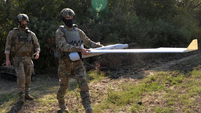 Российские военнослужащие готовят к запуску беспилотник ZALA в ходе проведения специальной военной операции