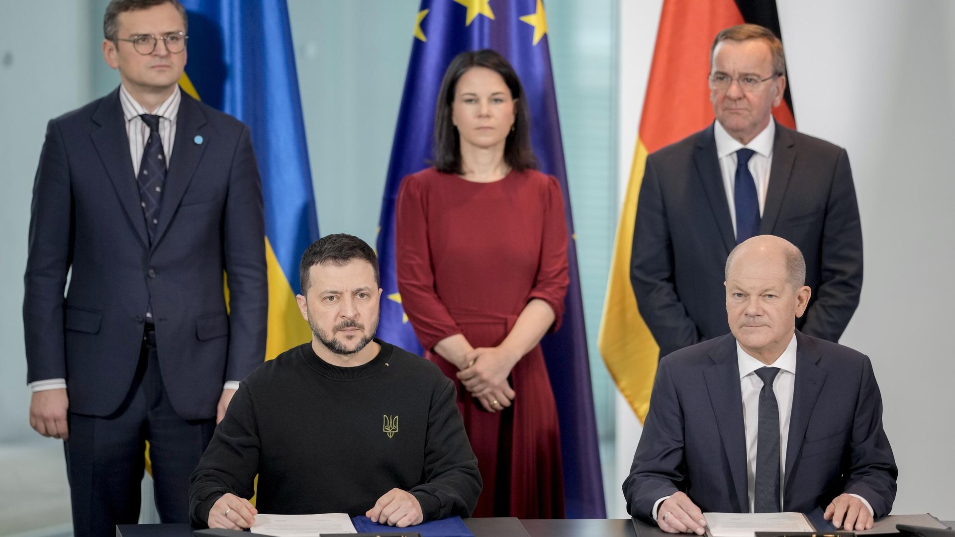 Президент Украины Владимир Зеленский и канцлер Германии Олаф Шольц во время подписания двустороннего соглашения о гарантиях безопасности - РИА Новости, 1920, 19.02.2024