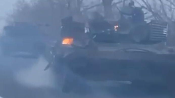 Кадр видео, на котором, как утверждается, украинская бронетехника якобы выходит из Авдеевки Кадр видео, на котором, как утверждается, украинская бронетехника якобы выходит из Авдеевки - РИА Новости, 1920, 16.02.2024