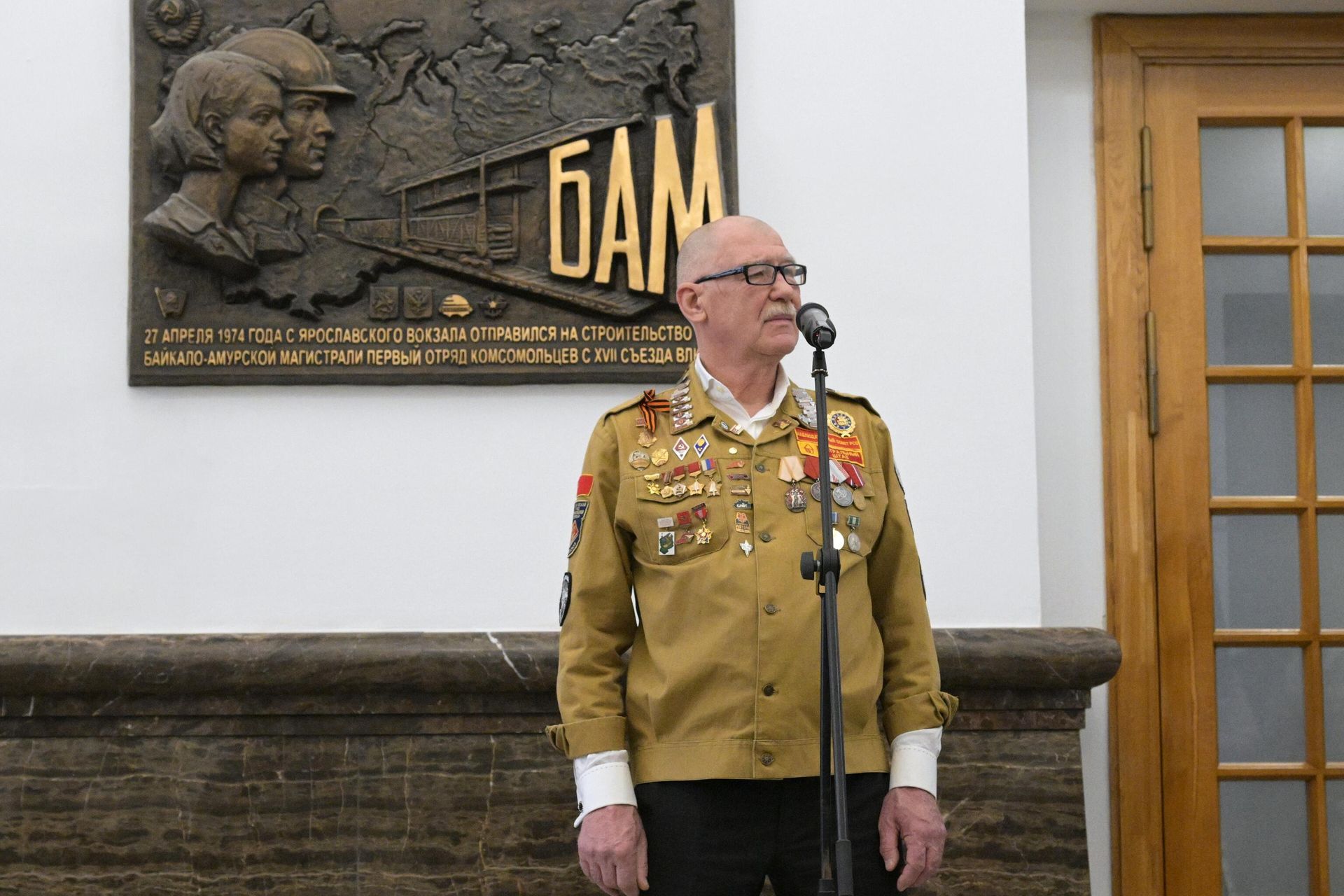 Руководитель студенческого отряда Центросоюз Центрального штаба РСО Василий Шабалдин участвует в церемонии передачи памятного знамени в честь 50-летия Байкало-Амурской магистрали на Ярославском вокзале в Москве - РИА Новости, 1920, 17.02.2024