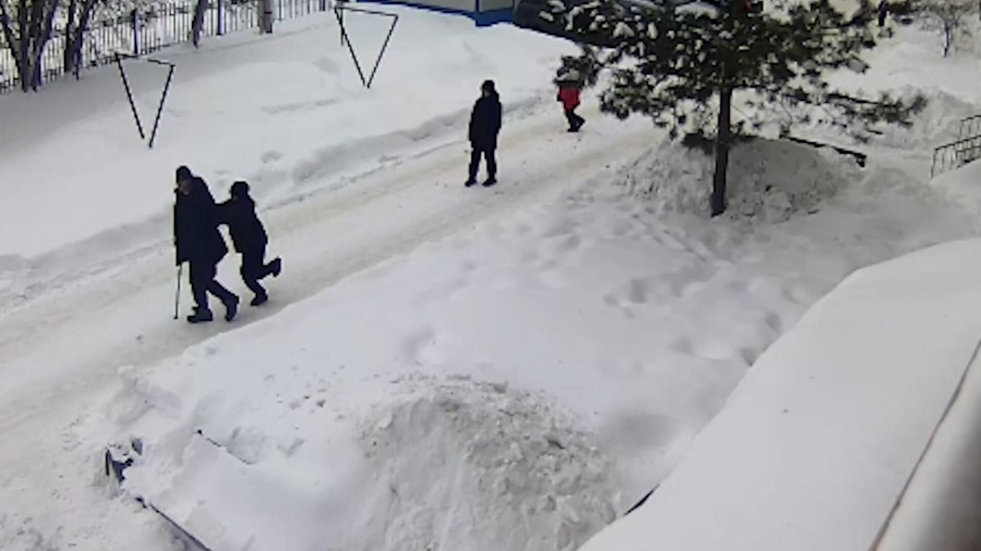 Момент нападения подростка на мужчину с тростью. Видео с камеры наблюдения Момент нападения подростка на мужчину с тростью. Видео с камеры наблюдения - РИА Новости, 1920, 17.02.2024