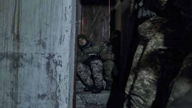 Украинские солдаты недалеко от линии фронта