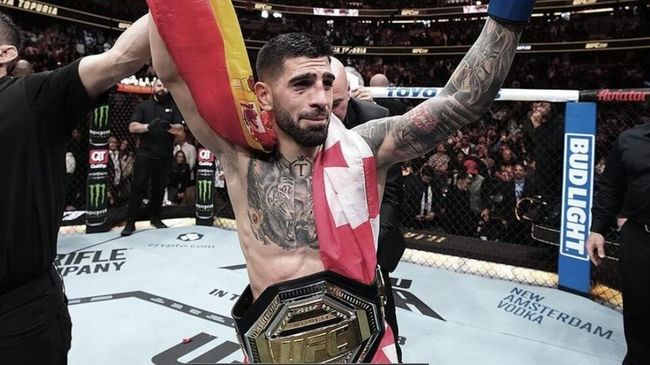 Илия Топурия с чемпионским поясом UFC